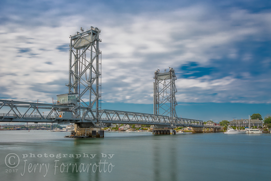 The World War I Memorial Bridge is a vertical-lift bridge. The bridge connects Portsmouth, New Hampshire, to Kittery, Maine.
