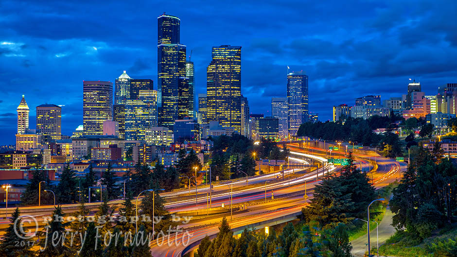 Seattle Skyline at twilight. Canon 5D MKIV, Canon 70-200m set to 60mm, 5sec, f5